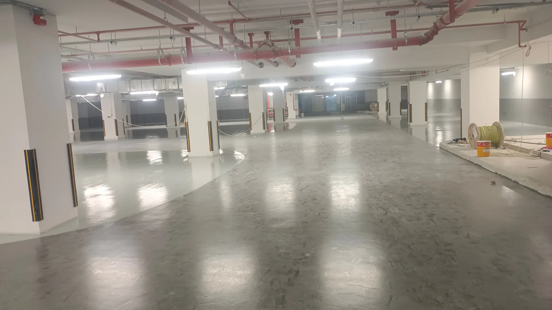Completed grey epoxy floor in a Dubai basement parking area
